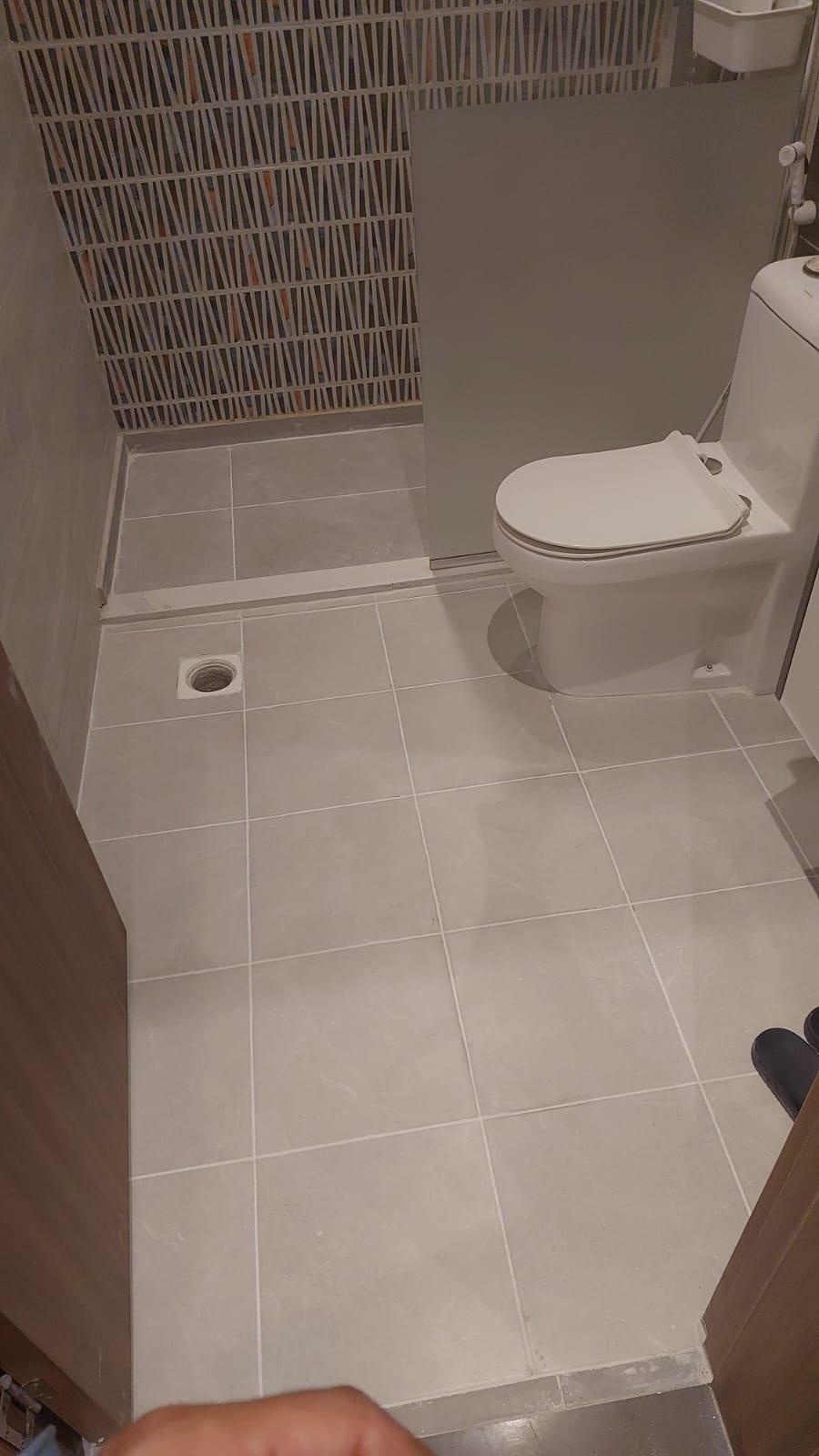 فني كشف تسربات المياه يعمل في جدة