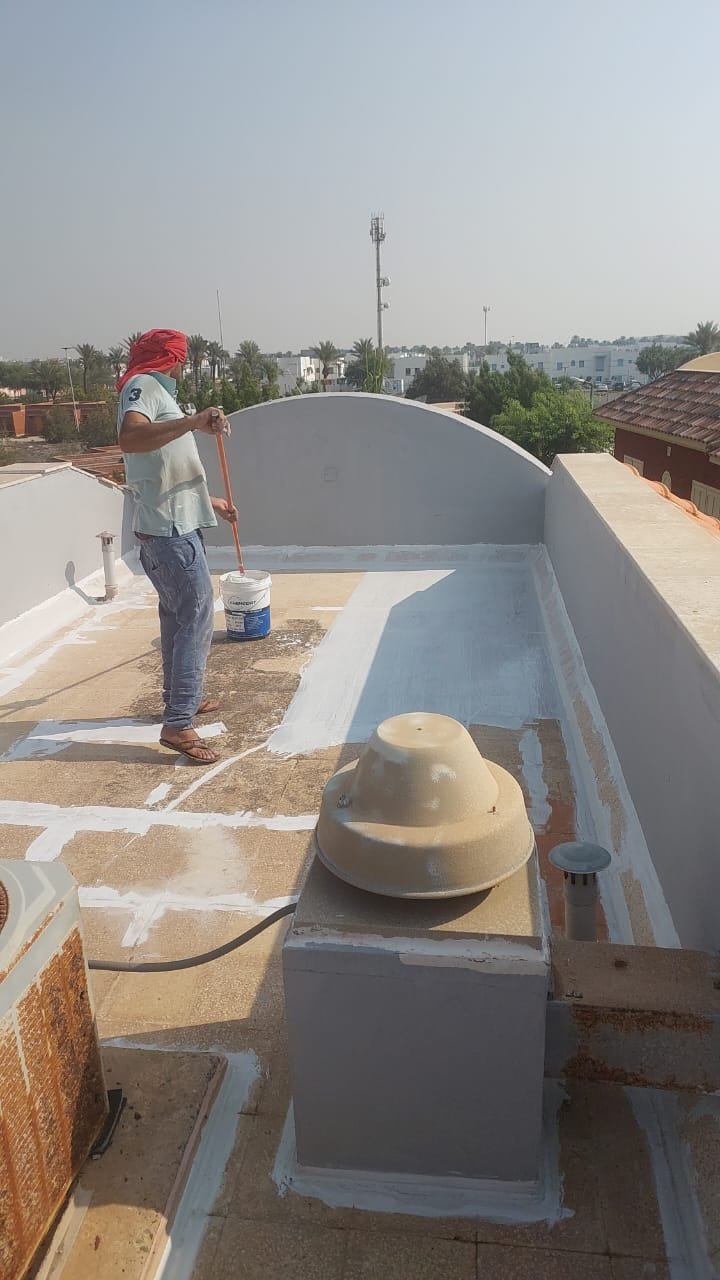 فني كشف تسربات المياه اثناء العمل في جدة